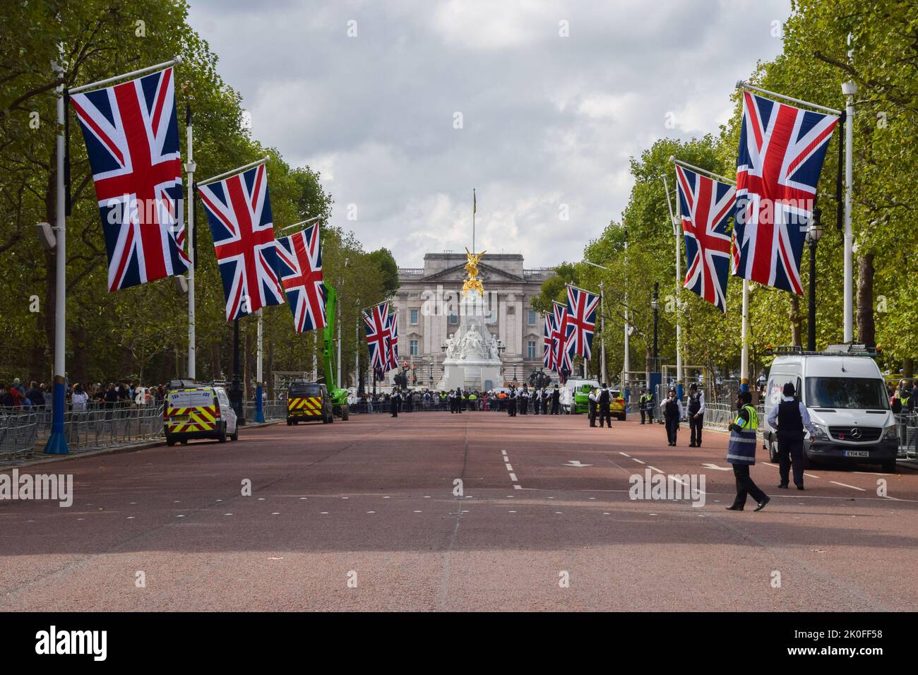 London, Großbritannien. 11. September 2022. Nach dem Tod von Königin Elizabeth II. Wurden Union Jacks entlang der Mall installiert, die zum Buckingham Palace führt Die Königin starb am 8.. September im Alter von 96 Jahren. (Bild: © Vuk Valcic/SOPA Images via ZUMA Press Wire) Stockfoto