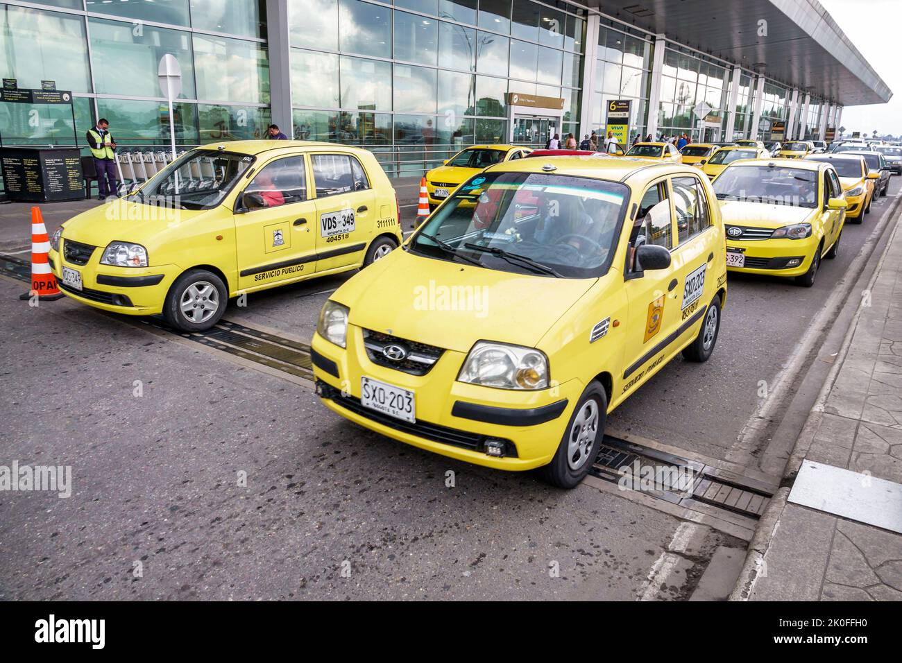 Bogota Kolumbien, El Dorado Internationaler Flughafen Aeropuerto Internacional El Dorado Terminal außen, Terminal Auffahrt Taxi gelb Taxi Taxis tr Stockfoto