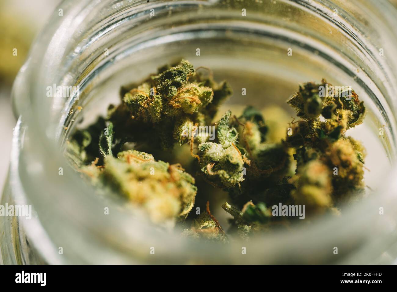 Nahaufnahme von medizinischen Marihuana- oder Cannabisblütenknospen im Glasgefäß Stockfoto