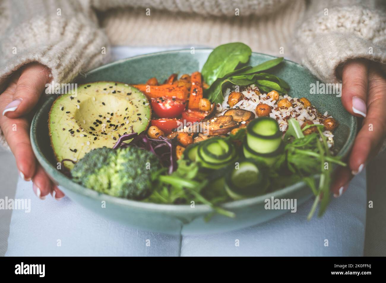 Frau mit gesunder Mahlzeit. Schüssel mit frischem Gemüse. Gesunde Ernährung oder Ernährung. Gesunder Teller Stockfoto