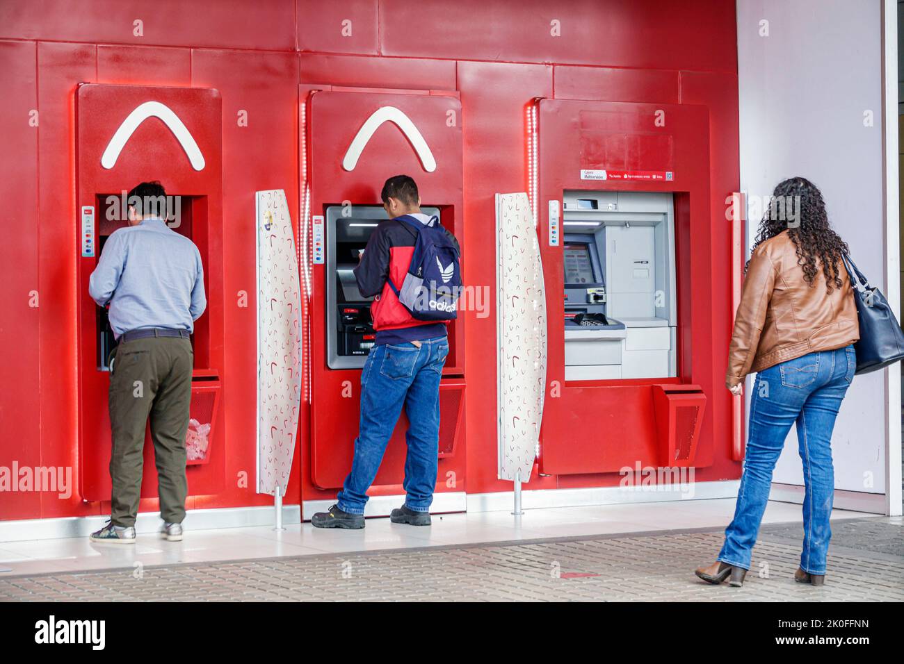 Bogota Kolumbien, Avenida El Dorado Calle 26, Davivienda Kolumbianische Bank Geldautomat Automated teller, Mann Männer männlich Frau Frauen weiblich, kolumbianische Kolumbianer Hispani Stockfoto