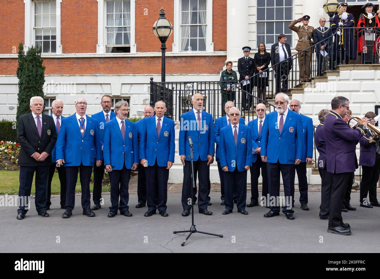 Warrington, Khés, England, Vereinigtes Königreich. Sonntag, 11. September 2022 - Warrington, Ceshire, England, Großbritannien - nach dem Tod von Königin Elizabeth II. Hielt der Bürgermeister eine Rede von den Stufen des Rathauses von Warrington, in der er die Proklamation seiner Majestät König Charles III. Ankündigte.Quelle: John Hopkins/Alamy Live News Stockfoto