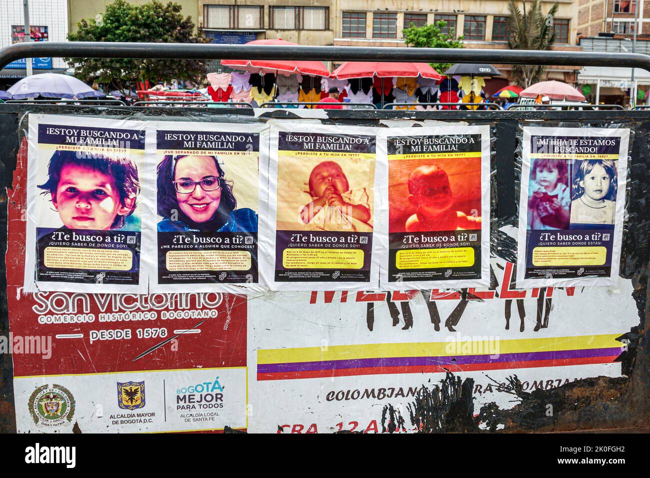Bogota Kolumbien, Plaza la Mariposa de San Victorino Markt, Butterfly Park öffentlichen Platz Flyposting Werbung Weizenpaste Plakate Familienzusammenführung Stockfoto