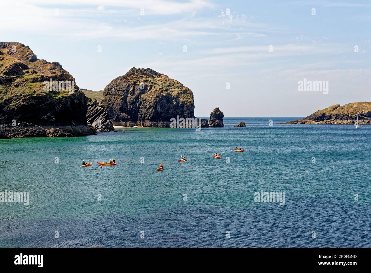 Kajakfahren im historischen Hafen von Mullion Cove in Mounts Bay Cornwall England. 13. vom August 2022. Mullion Cove oder Porth Mellin - Hafen im Westen c Stockfoto