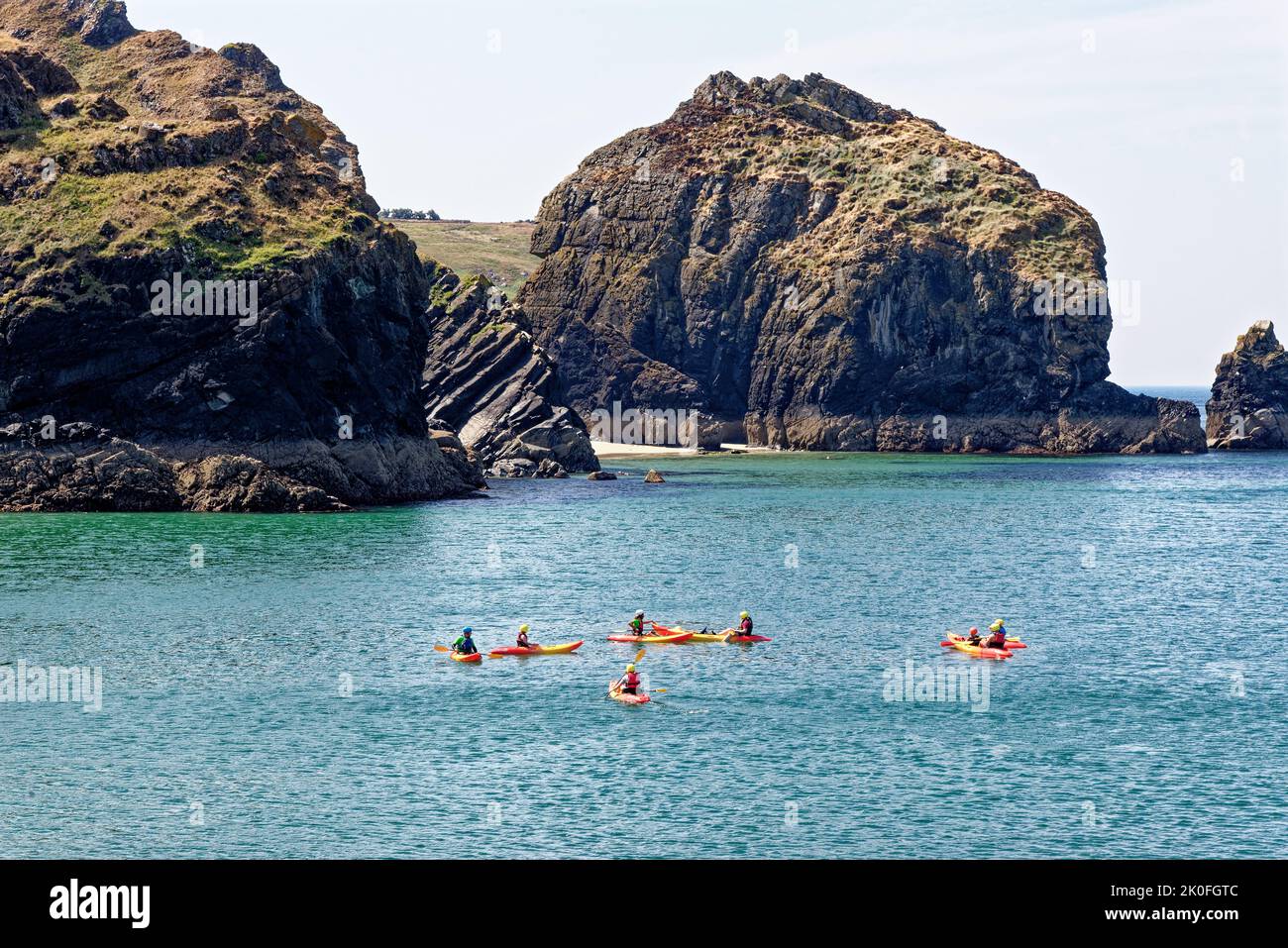 Kajakfahren im historischen Hafen von Mullion Cove in Mounts Bay