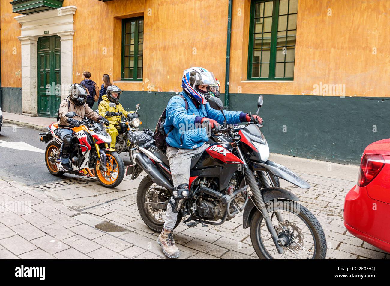 Bogota Kolumbien, La Candelaria Centro Historico zentrale historische Altstadt Zentrum, Mann Männer männlich, Calle 10 Motorräder Motorradfahrer helme Stockfoto