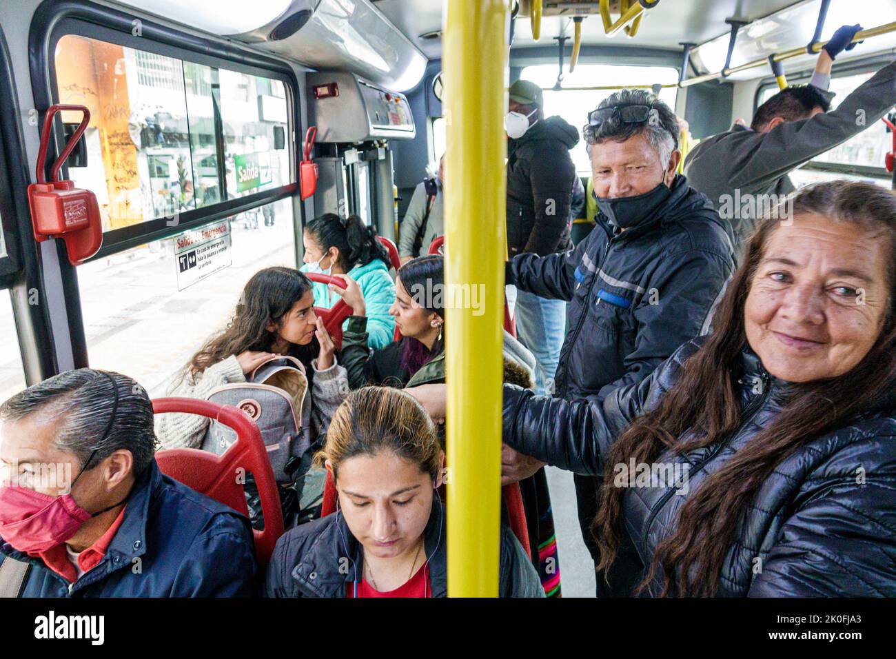 Bogota Coombia, auf der Transmilenio-Busroute D206 Carrera 10, Mann Männer männlich Frau Frauen weiblich, Fahrer auf Fahrgästen im Innenraum Stockfoto