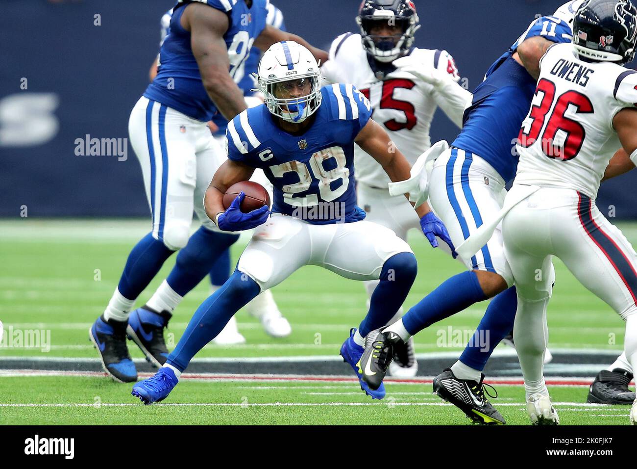 Houston, Texas, USA. Houston, Texas, USA. 11. September 2022. Indianapolis Colts, die zurücklaufen Jonathan Taylor (28) trägt den Ball im zweiten Viertel zwischen den Houston Texans und den Indianapolis Colts im NRG Stadium in Houston, TX am 11. September 2022. (Bild: © Erik Williams/ZUMA Press Wire) Bild: ZUMA Press, Inc./Alamy Live News Stockfoto