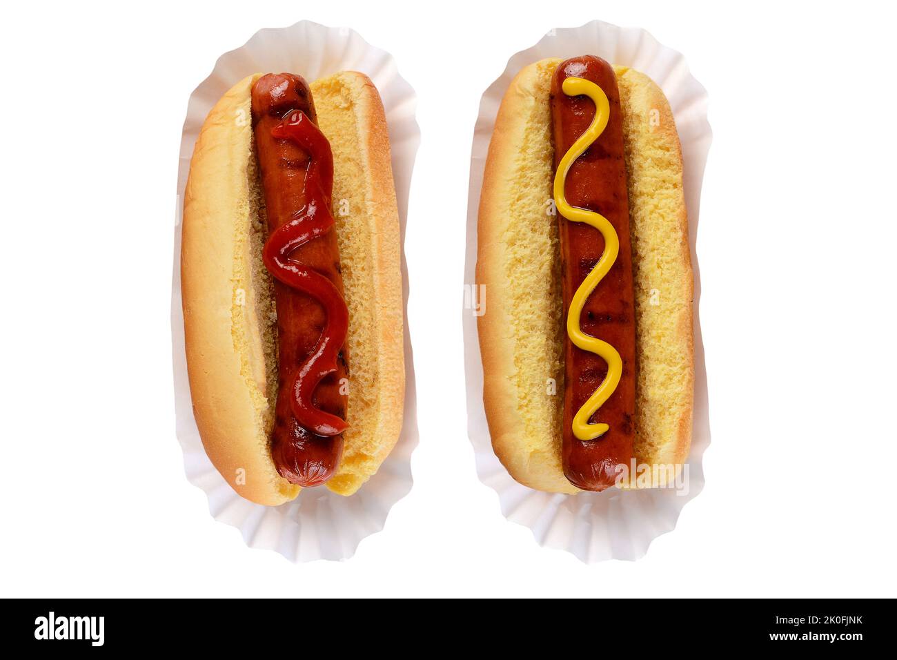 Zwei Hot Dogs in Brötchen, einer mit Ketchup und einer mit Senf eine klassische Debatte zwischen Hotdog-Fans. Stockfoto