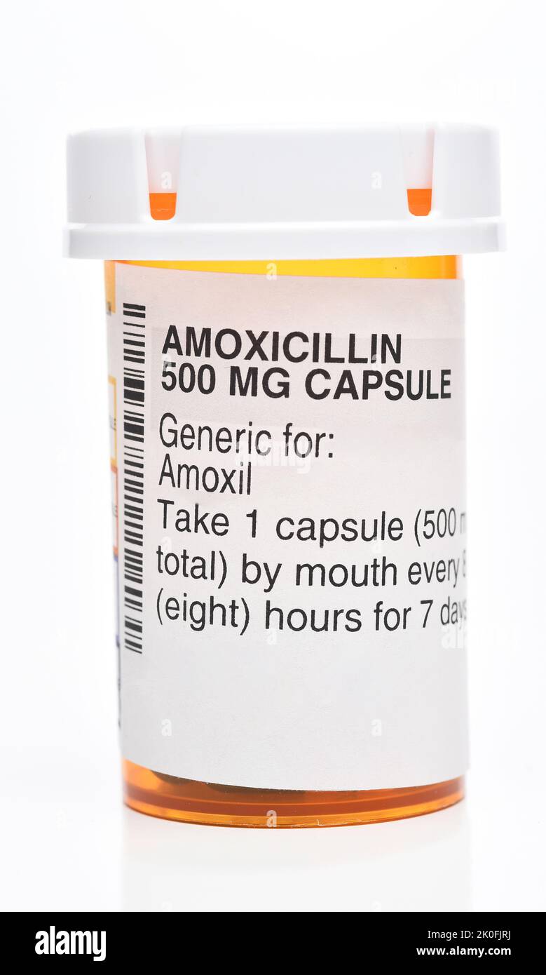 IRVINE, KALIFORNIEN - 10. SEPTEMBER 2022: Eine Vorpressflasche mit Amoxicillin Antibiotikum 500mg Kapseln. Stockfoto