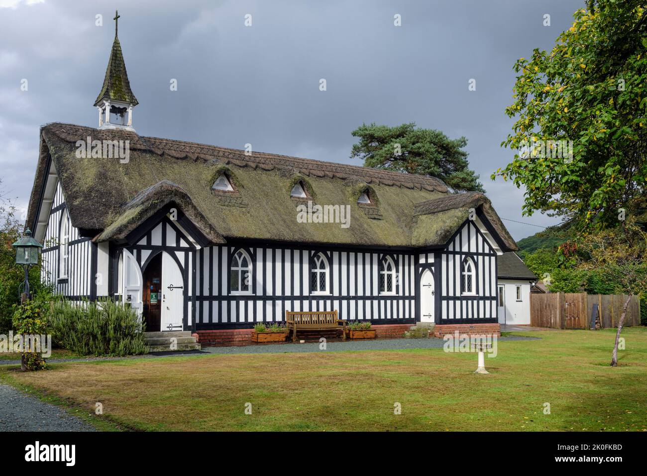 Die All Saints Church in Little Stretton, Shropshire, mit reetgedeckten Fachwerkrahmen Stockfoto