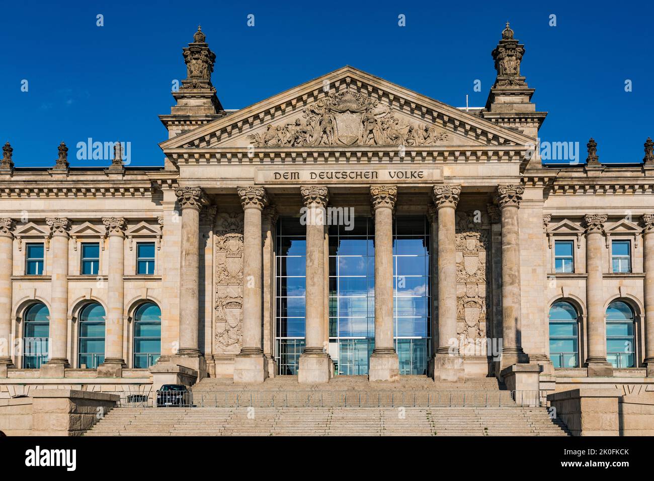 Der sehenswerte Blick vom Platz der Republik auf das Reichstagsgebäude in Berlin Stockfoto