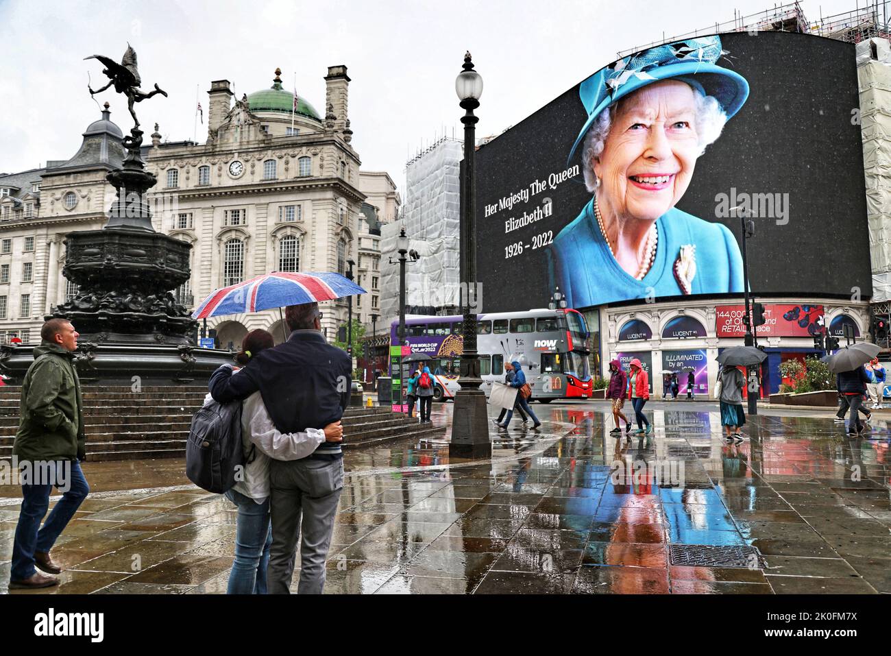 London, Großbritannien. 09. September 2022. London ist sehr düster, da im Piccadilly Circus nach der Ankündigung des Todes von Königin Elizabeth II. Gestern, während eines Aufenthalts im Balmoral Castle in Schottland, der Regen zu fallen beginnt. Kredit: Paul Marriott/Alamy Live Nachrichten Stockfoto