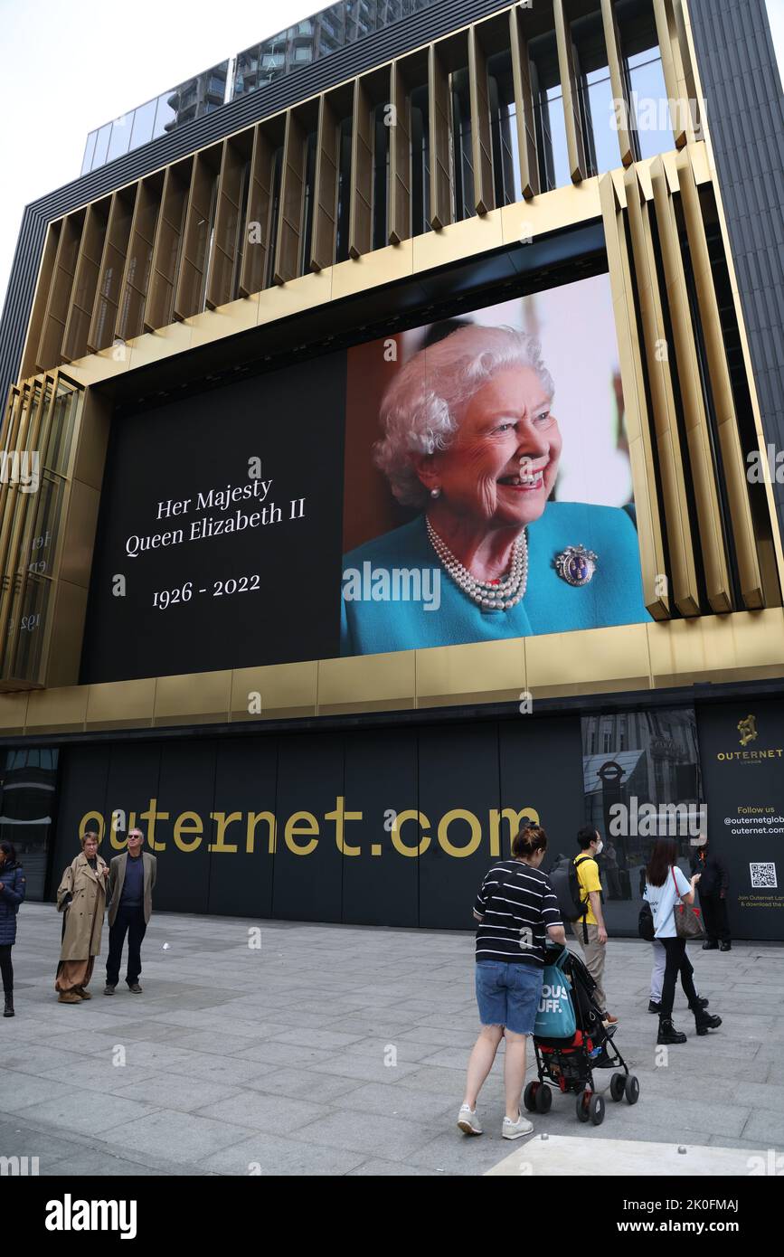 London, Großbritannien. 09. September 2022. London ist sehr düster, mit vielen Werbetafeln, auf denen Bilder von Königin Elizabeth II. Zu sehen sind, die gestern verstorben ist, während sie im Balmoral Castle in Schottland wohnte. Kredit: Paul Marriott/Alamy Live Nachrichten Stockfoto