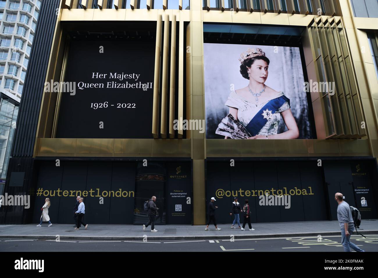 London, Großbritannien. 09. September 2022. London ist sehr düster, mit vielen Werbetafeln, auf denen Bilder von Königin Elizabeth II. Zu sehen sind, die gestern verstorben ist, während sie im Balmoral Castle in Schottland wohnte. Kredit: Paul Marriott/Alamy Live Nachrichten Stockfoto