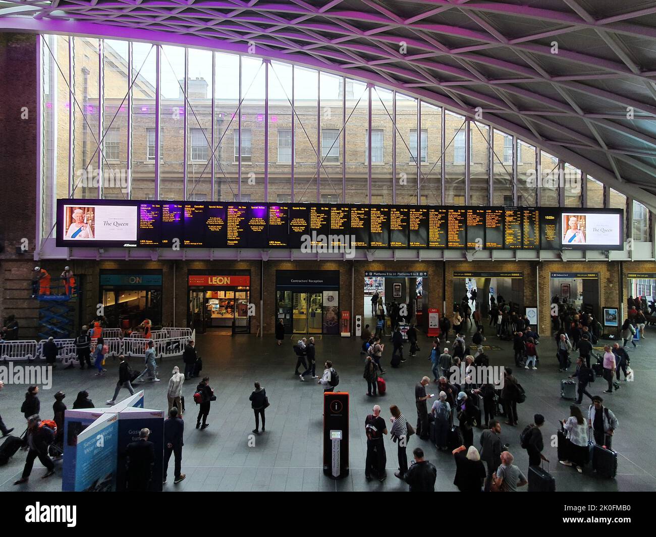 London, Großbritannien. 09. September 2022. Ehrungen an Königin Elizabeth II. Auf elektronischen Tafeln im Bahnhof Kings Cross heute nach der Ankündigung des Todes von Königin Elizabeth II. Gestern, während eines Aufenthalts im Balmoral Castle in Schottland. Kredit: Paul Marriott/Alamy Live Nachrichten Stockfoto