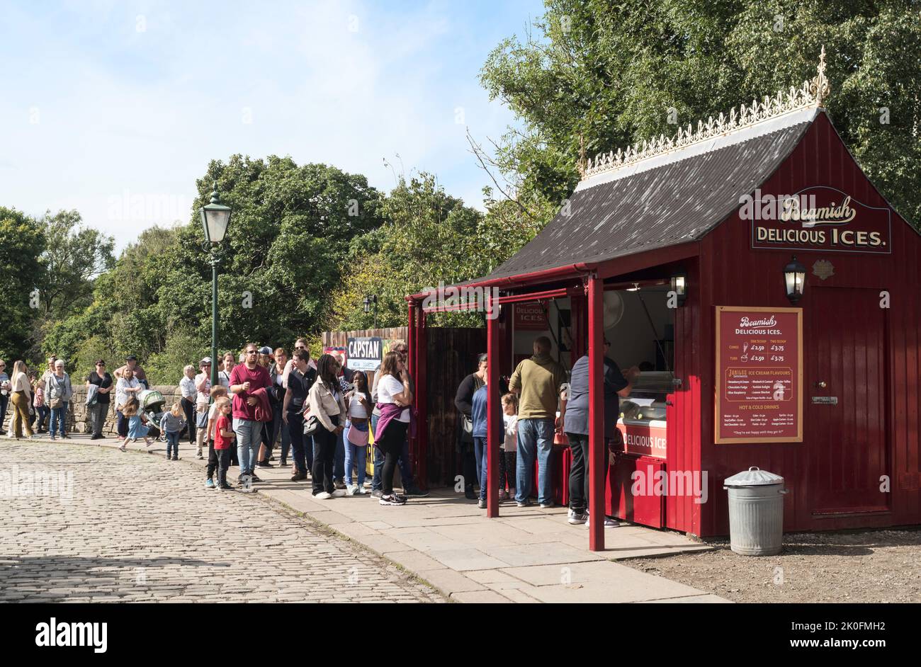 Menschen, die für ein Eis im Beamish Museum, England, Großbritannien, Schlange stehen Stockfoto