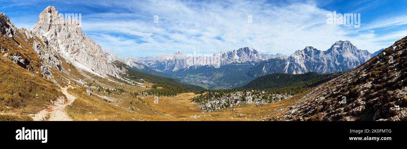 Panoramablick auf die dolomiten rund um Cortina d Ampezzo und die Dolomiten, Italien Cima Ambrizzola und Croda da Lago mit Wanderweg, Alpen Dolomiten Moun Stockfoto