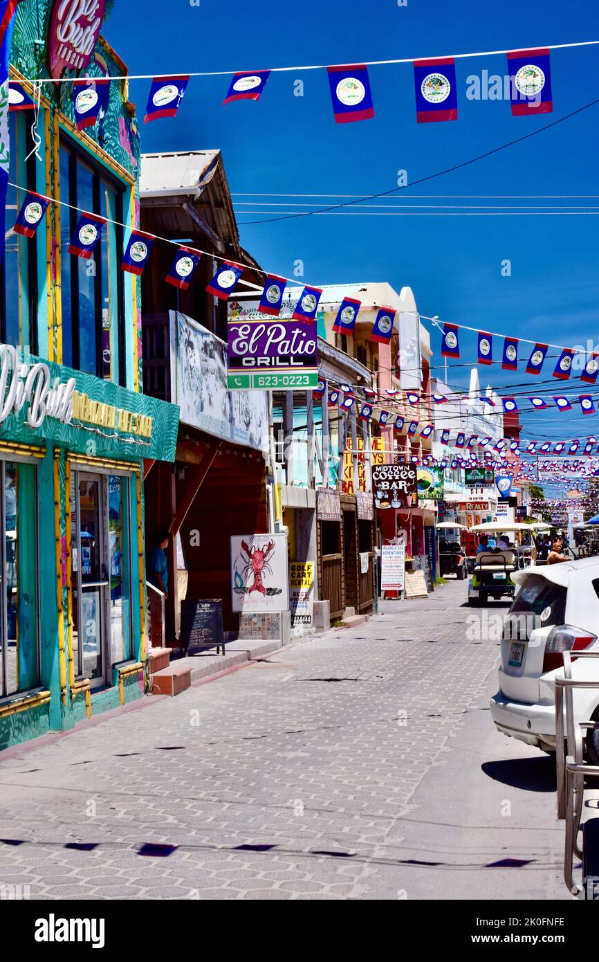 Die Straßen von San Pedro Town, Ambergris Caye, Belize wurden für den St. George's Caye Day und den Belize Independence Day dekoriert, mit der Flagge von Belize. Stockfoto