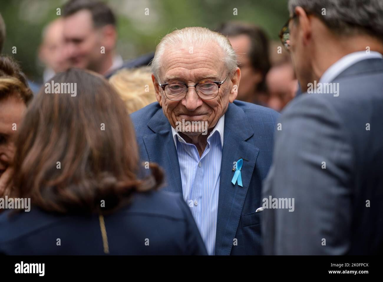 Larry Silverstein, ein Entwickler, der sechs Wochen vor dem 9/11 eine 99-jährige Mietvereinbarung auf dem World Trade Center-Gelände unterzeichnet hat, nimmt am Sonntag, dem 11. September 2022, an einer Gedenkfeier im National September 11. Memorial auf Ground Zero in New York, New York, Teil. Kredit: Bonnie Cash/Pool über CNP /MediaPunch Stockfoto