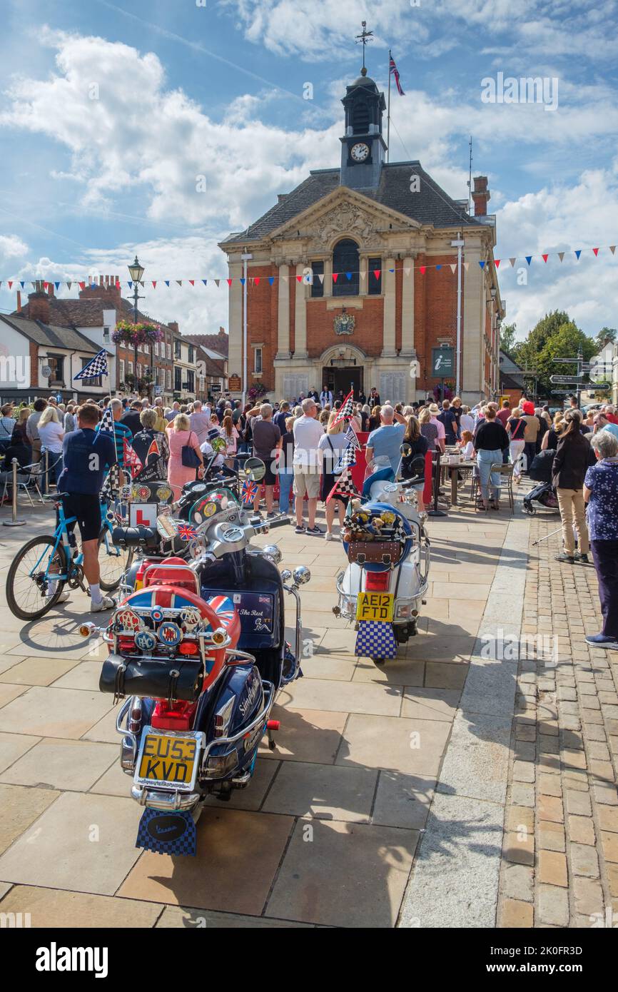 Die Bewohner von Henley-on-Thames versammeln sich vor dem Rathaus, um den Proklamation Service für die Aufnahme von König Karl III. Zu hören Stockfoto