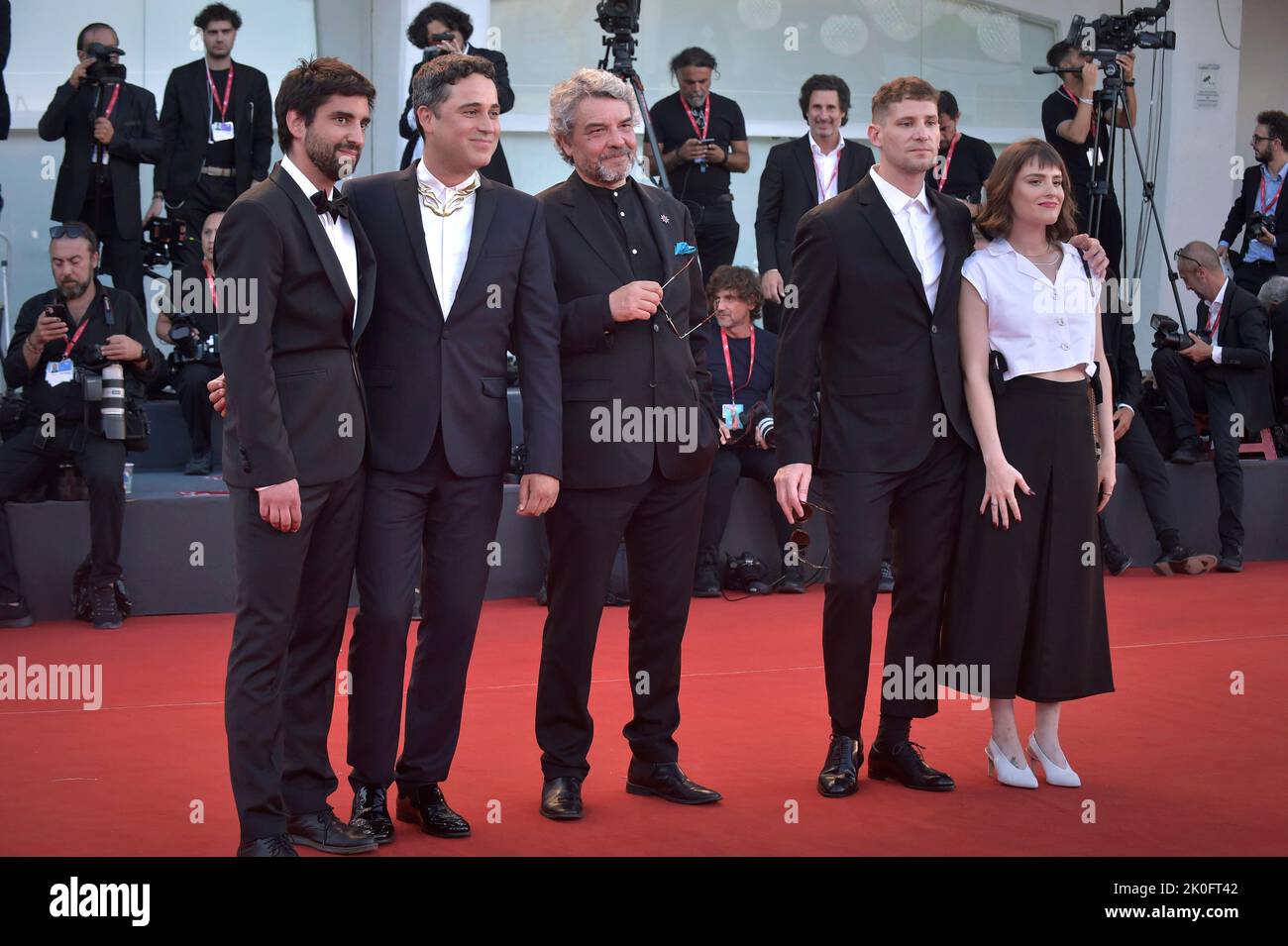 Venedig, Italien. 10. September 2022. VENEDIG, ITALIEN - 10. SEPTEMBER:Fernando Bascuñán, Giancarlo Nasi, Alejandro Goic, Fernando Guzzoni und Camila Milenka nehmen am 10. September 2022 in Venedig, Italien, an der Abschlusszeremonie des roten Teppichs beim Internationalen Filmfestival von Venedig 79. Teil. Kredit: dpa/Alamy Live Nachrichten Stockfoto