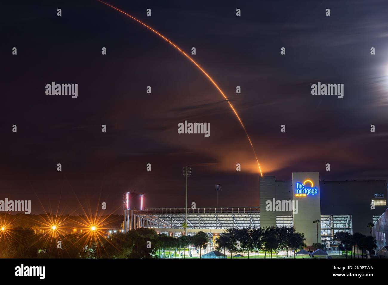 SpaceX Starlink Group 4-2 von der UCF aus gesehen Stockfoto