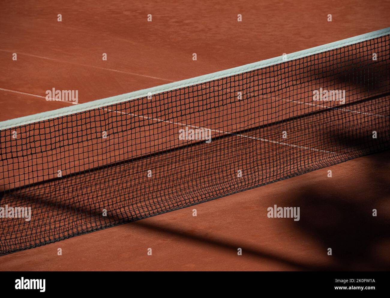 Tennisplatznetz mit Schatten. Horizontales Sportposter, Grußkarten, Header, Website Stockfoto
