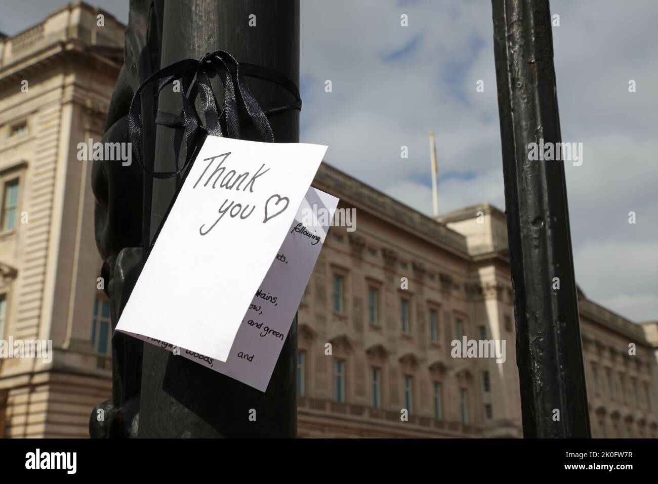 London, Großbritannien. 10. September 2022. Ein Dankesschreiben auf dem Geländer des Buckingham Palace. London trauert weiterhin um Königin Elizabeth II., am Tag, an dem König Charles III. Nach dem Tod von Königin Elizabeth II. Am 8. September 2022 offiziell zum König erklärt wird, während er im Balmoral Castle in Schottland weilt. Kredit: Paul Marriott/Alamy Live Nachrichten Stockfoto