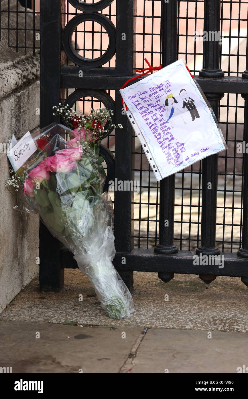 London, Großbritannien. 10. September 2022. Blumen und eine Notiz vor dem Buckingham Palace. London trauert weiterhin um Königin Elizabeth II., am Tag, an dem König Charles III. Nach dem Tod von Königin Elizabeth II. Am 8. September 2022 offiziell zum König erklärt wird, während er im Balmoral Castle in Schottland weilt. Kredit: Paul Marriott/Alamy Live Nachrichten Stockfoto