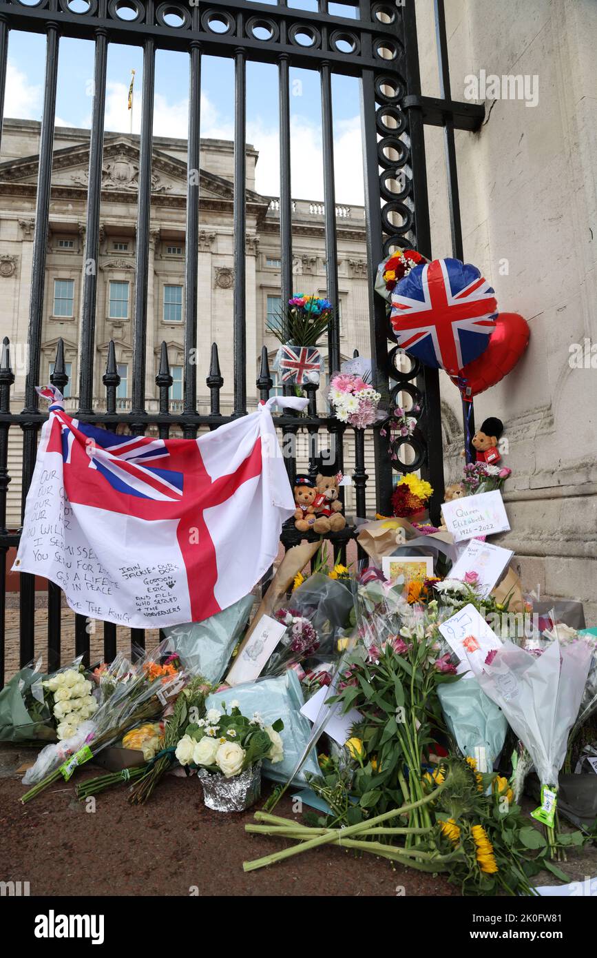 London, Großbritannien. 10. September 2022. Tribute links vor dem Buckingham Palace. London trauert weiterhin um Königin Elizabeth II., am Tag, an dem König Charles III. Nach dem Tod von Königin Elizabeth II. Am 8. September 2022 offiziell zum König erklärt wird, während er im Balmoral Castle in Schottland weilt. Kredit: Paul Marriott/Alamy Live Nachrichten Stockfoto