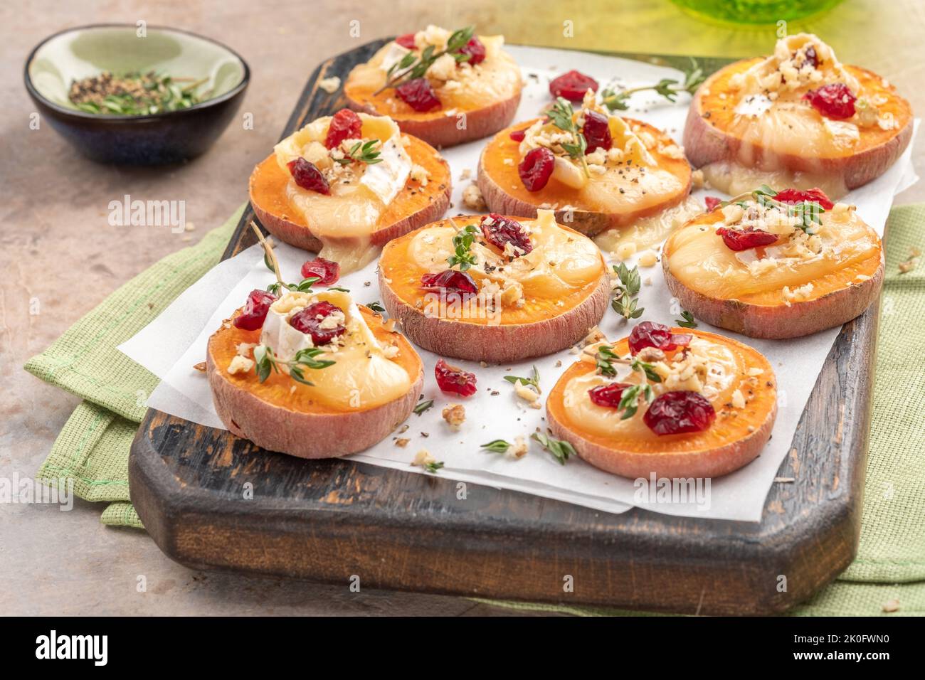 Gebackene Süßkartoffel mit Brie-Käse, Cranberry und Walnuss Stockfoto
