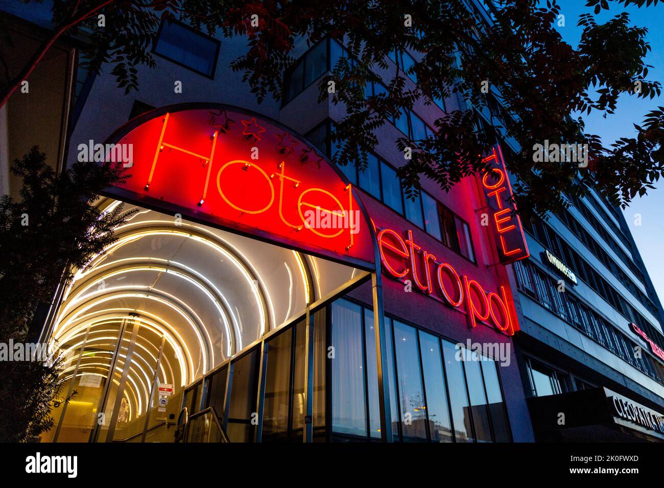 Eingang zum Hotel Metropol mit Neonschildern und einem Marquise, Basel, Schweiz Stockfoto