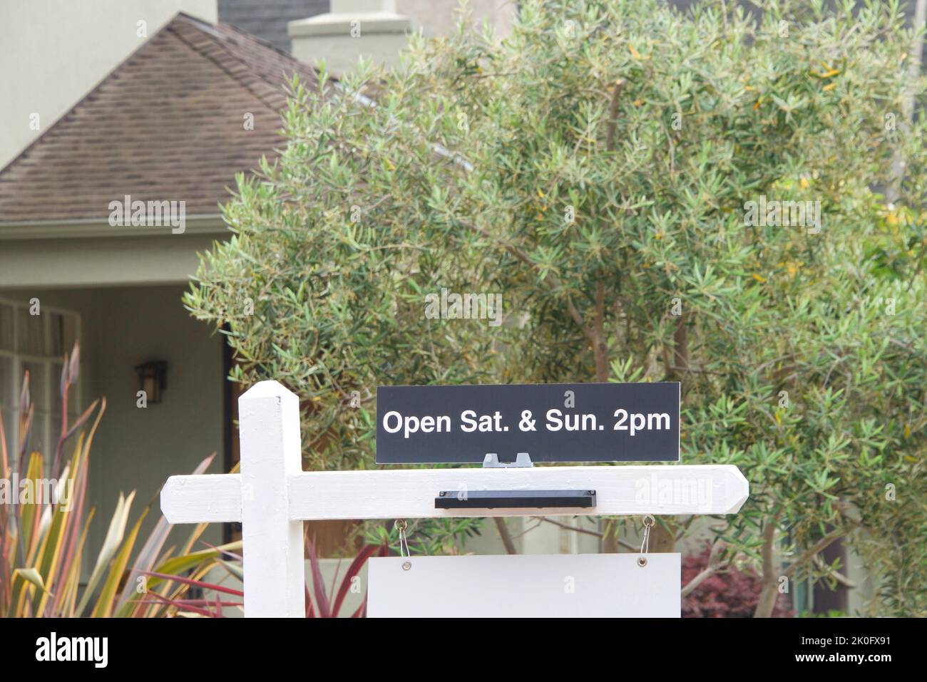 Nahaufnahme auf Open House Schild für zu Hause. Erstmalige Hauskäufer in Kalifornien haben eine schwierigere Zeit, Immobilien zu bieten als Erstkäufer in Stockfoto