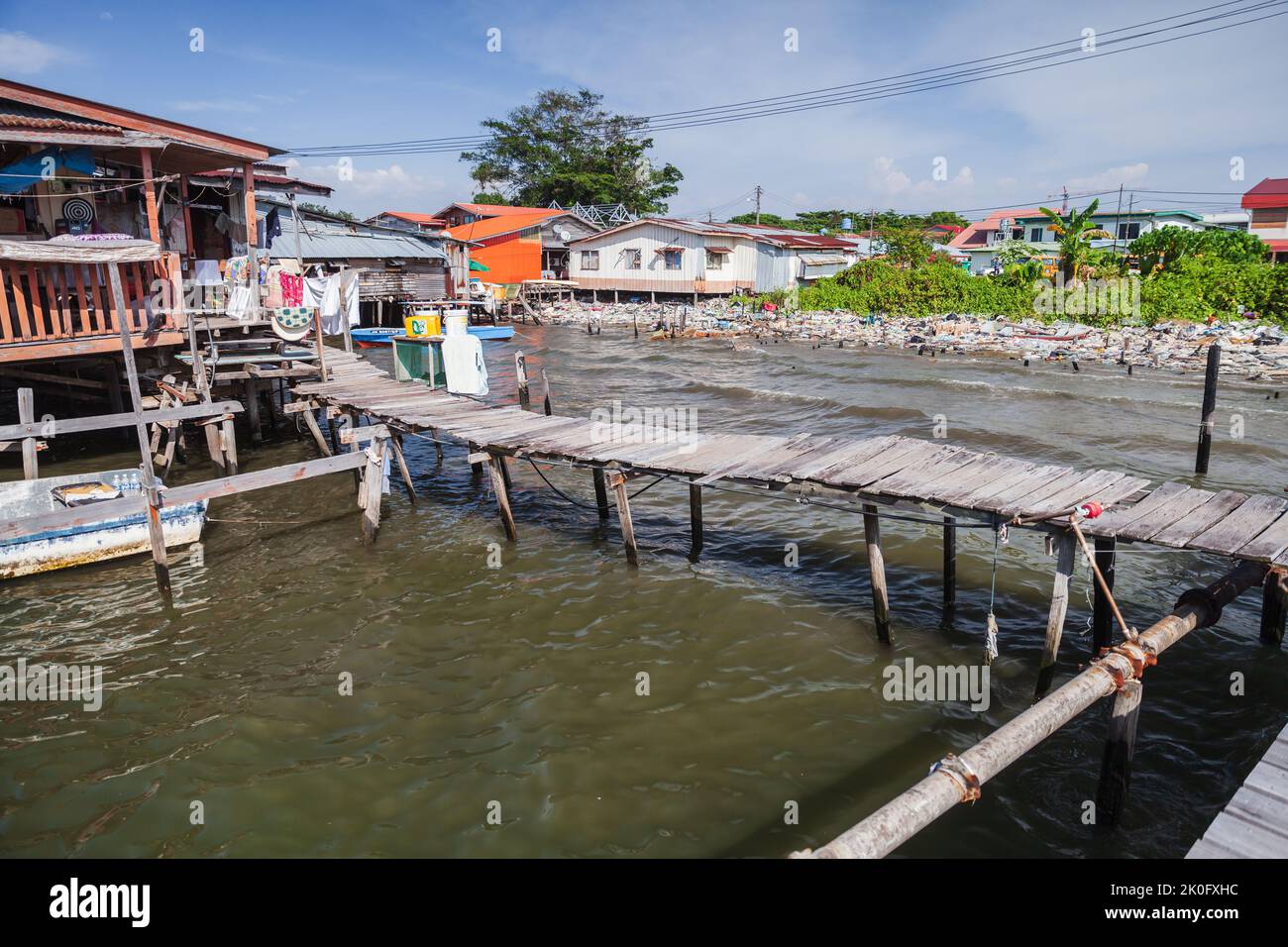 Kota Kinabalu, Malaysia - 17. März 2019: Armer Küstenbezirk der Stadt Kota Kinabalu. Wohnhäuser und Stege auf Stelzen Stockfoto