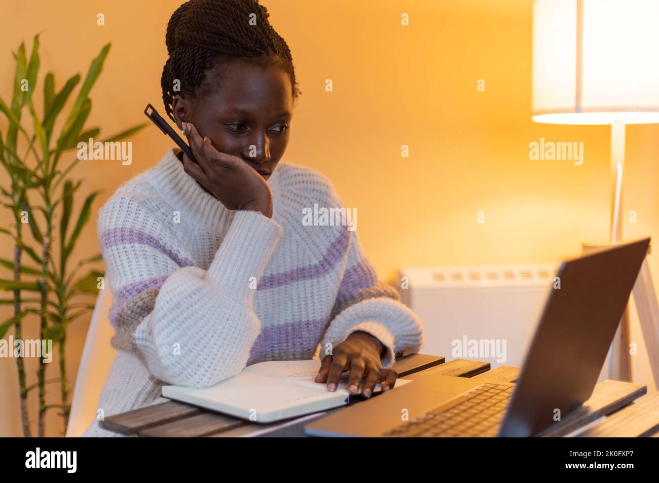 Die junge Dame langweilte sich, während sie Online-Kurse hatte oder zu Hause arbeitete Stockfoto