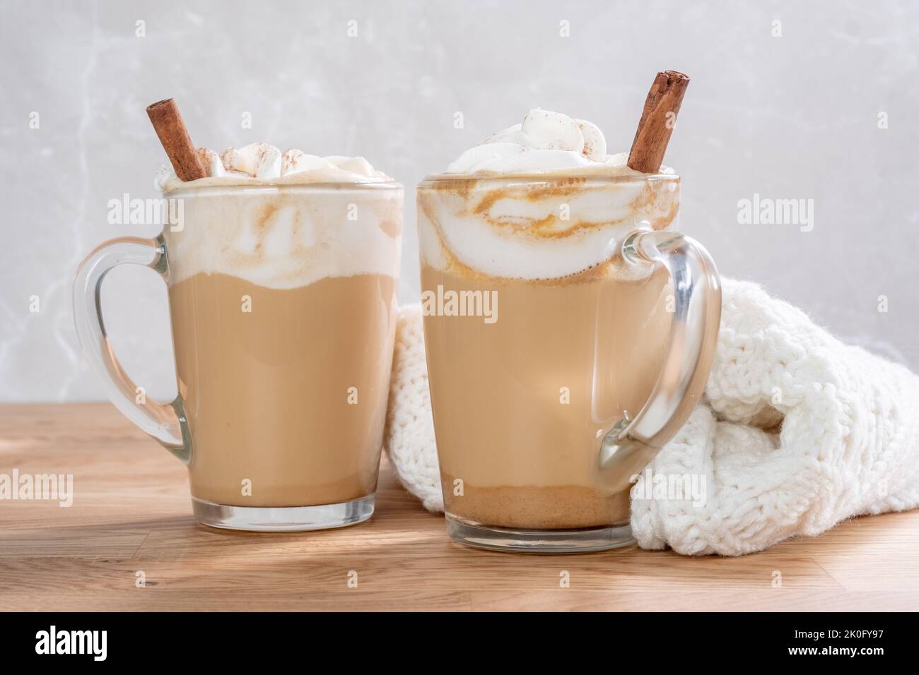 Kürbis Latte in einem Glas Stockfoto