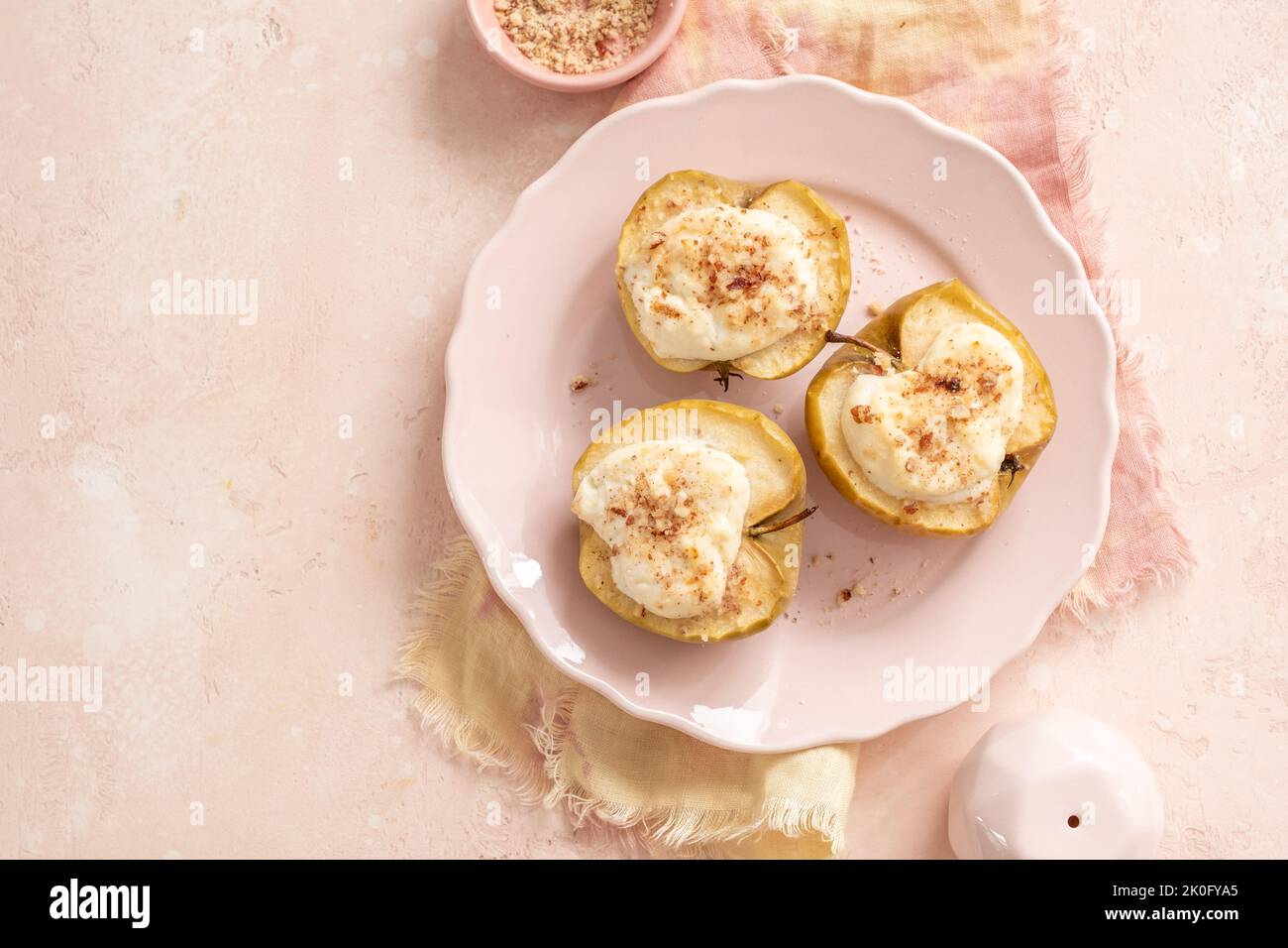 Gegrillte Birnen gebacken mit Ricotta-Käse und Walnüssen. Honig Belag Stockfoto