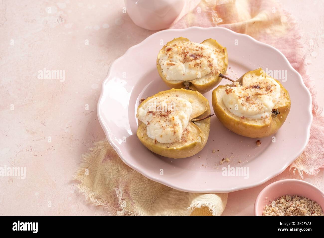 Gegrillte Birnen gebacken mit Ricotta-Käse und Walnüssen. Honig Belag Stockfoto