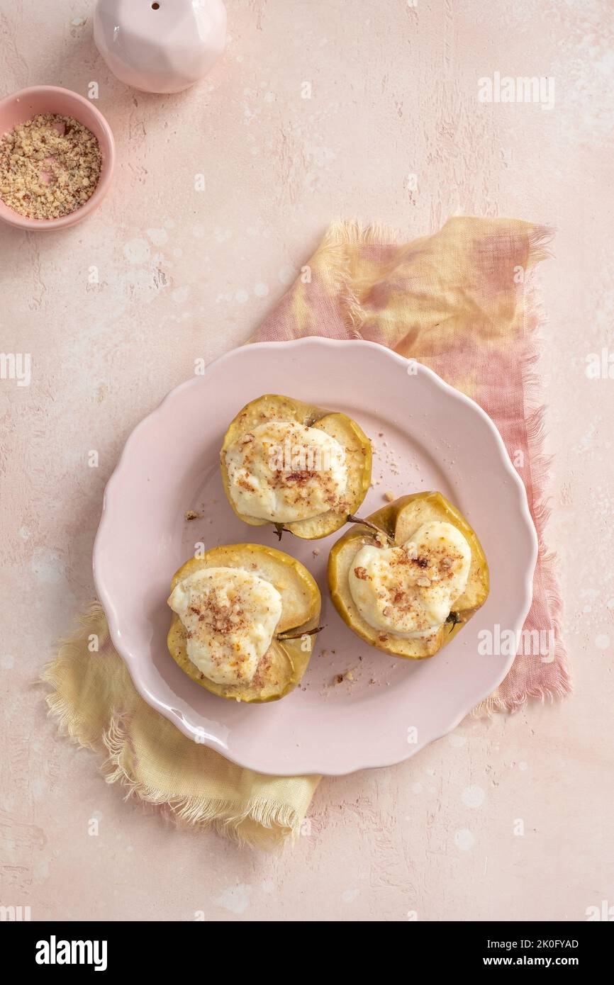 Gegrillte Birnen gebacken mit Ricotta-Käse und Walnüssen. Honig Belag Stockfoto