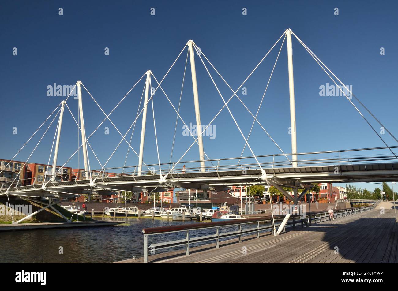 Eine invertierte Fink-Fachwerkbrücke in der geplanten Stadt Almere, Niederlande Stockfoto