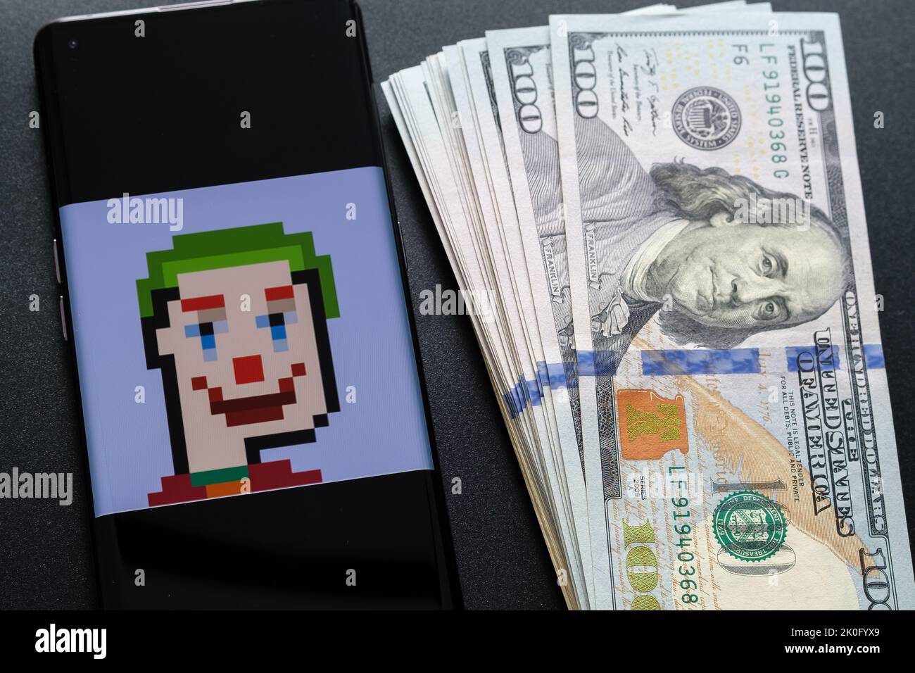 NFT TPUNK #3442 (Tron Punk) digitale Kunst aus der Sammlung Tpunks auf dem Smartphone-Bildschirm und daneben Dollarnoten. Konzept. Stafford, Vereinigte Ki Stockfoto