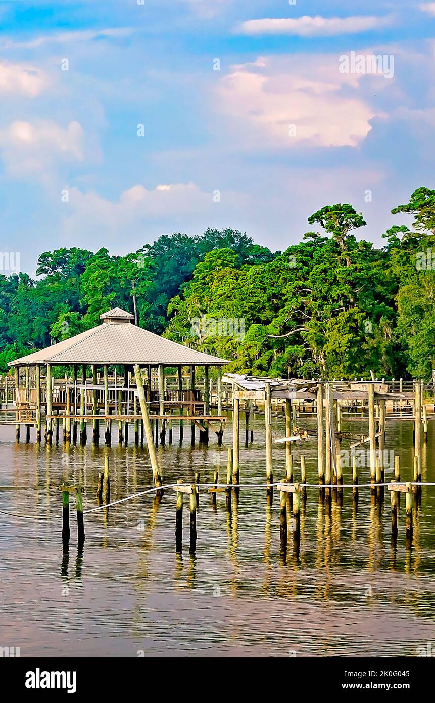 Mobile Bay ist vom May Day Park Pier am 8. September 2022 in Daphne, Alabama, abgebildet. Der Park wurde 1887 gegründet und ist einer von 13 Parks in Daphne. Stockfoto