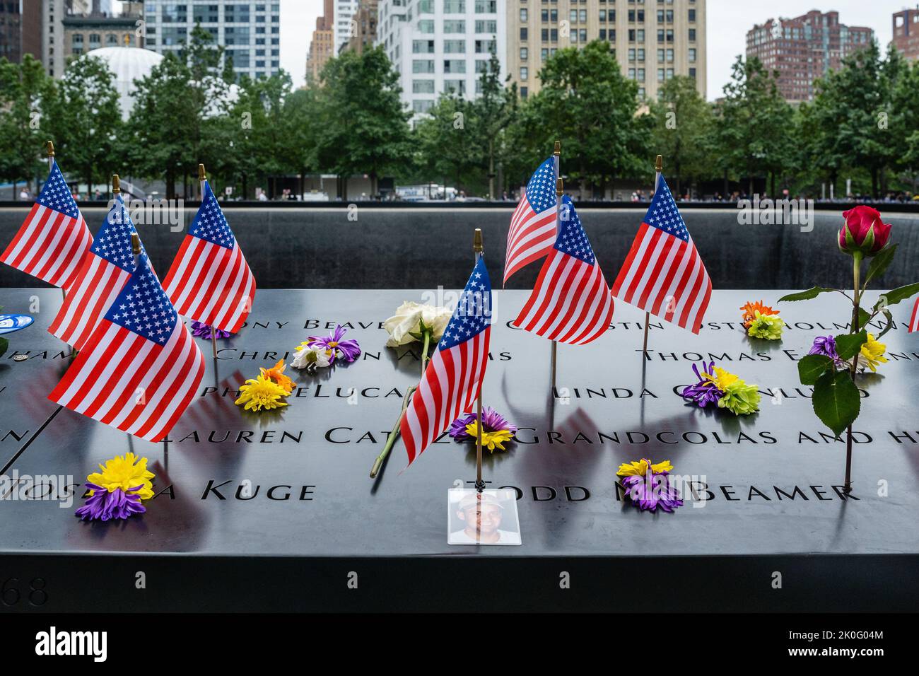 New York, USA. 11. September 2022. Ein Foto von Todd Beamer, dem Passagier, der versuchte, die Kontrolle über den Flug 93 der United Airlines wiederzuerlangen, wird am 11. September 2022 neben seinem Namen im Spiegelbecken 9/11 in New York, NY, eingraviert. (Foto von Gabriele Holtermann/Sipa USA) Quelle: SIPA USA/Alamy Live News Stockfoto