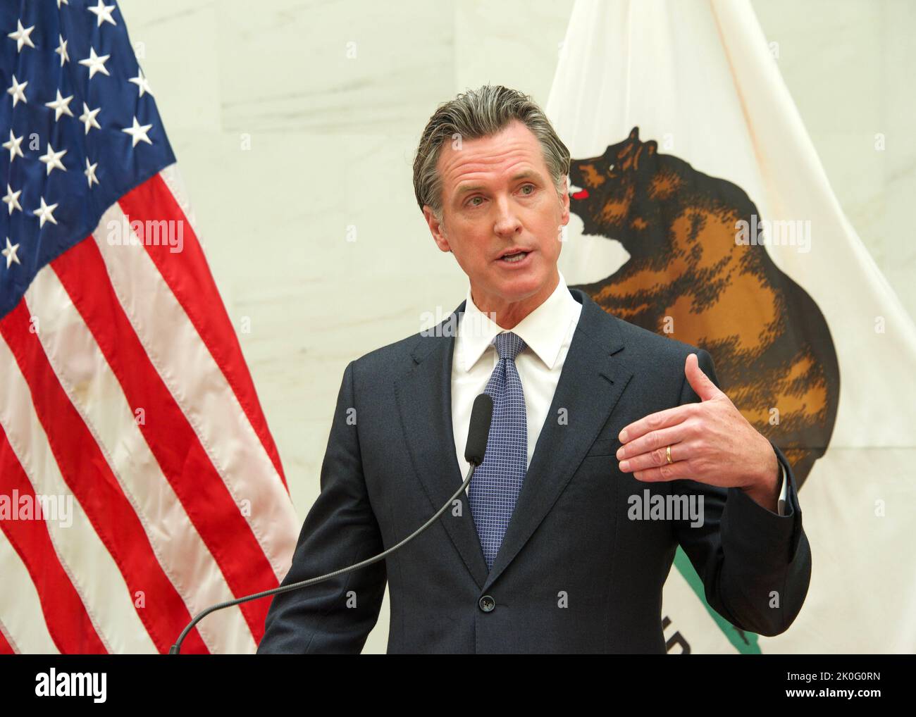 San Francisco, CA - 26. April 2022: Der Gouverneur von Kalifornien, Gavin Newsom, spricht im Kindergarten-zu-College-Programm über den Fortschritt der Pressekonferenz in Stockfoto