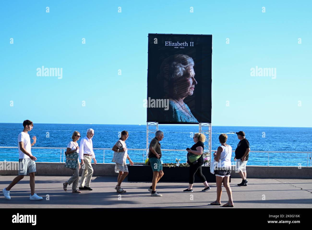 Nizza, Frankreich. 11. September 2022. Tribut an Königin Elizabeth II. An der Promenade des Anglais in Nizza, Frankreich am 11. September 2022. Königin Elizabeth starb im Alter von 96 Jahren am 8. September 2022. (Foto: Lionel Urman/Sipa USA) Quelle: SIPA USA/Alamy Live News Stockfoto