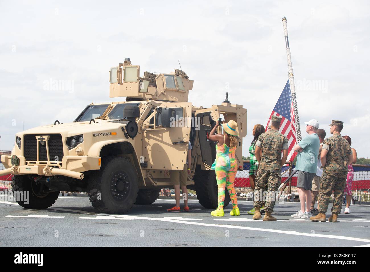 US-Marineinfanteristen mit Marine Corps Security Force Regiment sprechen während einer Schiffstour durch die USS Carter Hall (LSD 50) in Baltimore, Maryland, am 10. September 2022 mit Mitgliedern der Öffentlichkeit über das Joint Light Tactical Vehicle. Die Maryland Fleet Week & Flyover Baltimore ist eine jährliche öffentliche Veranstaltung, bei der die Beiträge der US-Seedienste und der maritimen Fähigkeiten des US-Marine Corps, der US-Marine und der US-Küstenwache gewürdigt werden. Mehr als 2.300 Service-Mitglieder nahmen an der Maryland Fleet Week & Flyover Baltimore 2022 Teil, um Schiffstouren, Live-Bands und Displays für statische Ausrüstung zu organisieren und zu unterstützen Stockfoto
