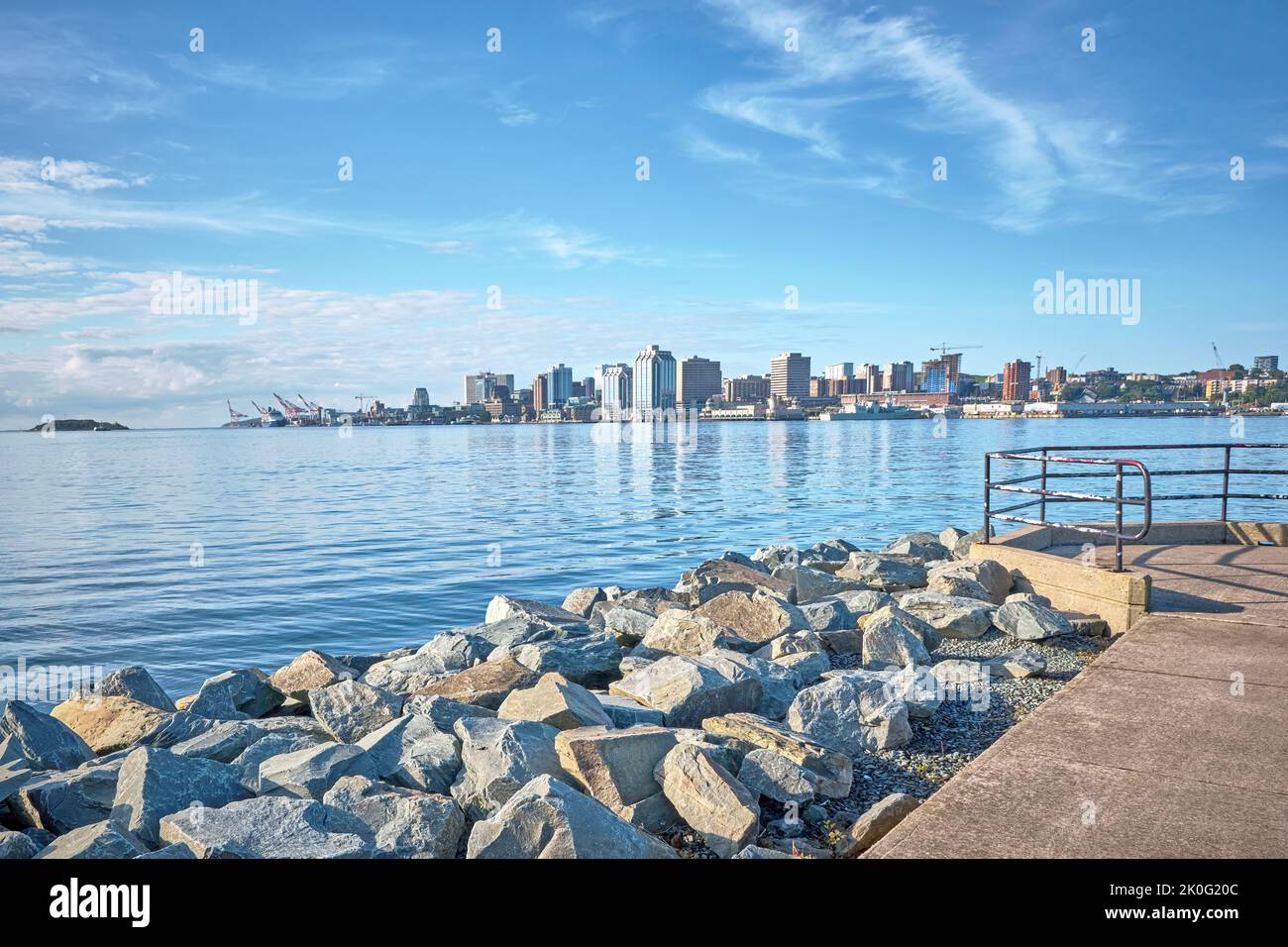 Die Stadt Halifax Nova Scotia fotografiert über den Hafen von der Stadt Dartmouth. Stockfoto