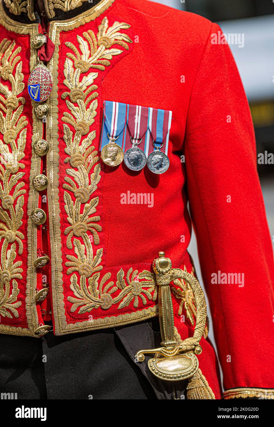 Eine scharlachrote Tunika oder ein roter Mantel ein Militärkleid, das von einem Offizier im Vereinigten Königreich getragen wird. Stockfoto