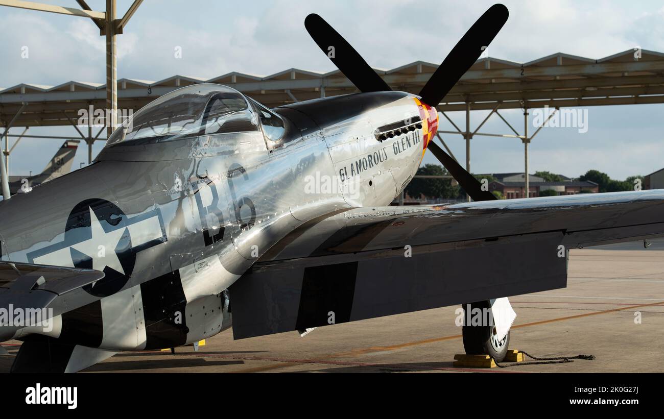 Zu Ehren des 75.-jährigen Bestehens der US-Luftwaffe lud der 149. Fighter Wing den Zivilpiloten James Bohanon ein, seinen P-51 Mustang am 10.. September 2022 neben der F-16s des Gunfighters auf der Joint-Base San Antonio Lackland, Texas, zu fliegen. Dieses historische Flugzeug war nicht nur das Modell von 2., das von der FW 149. geflogen werden sollte, sondern es wurde auch von Chuck Yeager im Zweiten Weltkrieg geflogen, dem ersten Piloten, der die Schallgeschwindigkeit überschritten hat. (Foto der Air National Guard von SRA Kaliea Green) Stockfoto